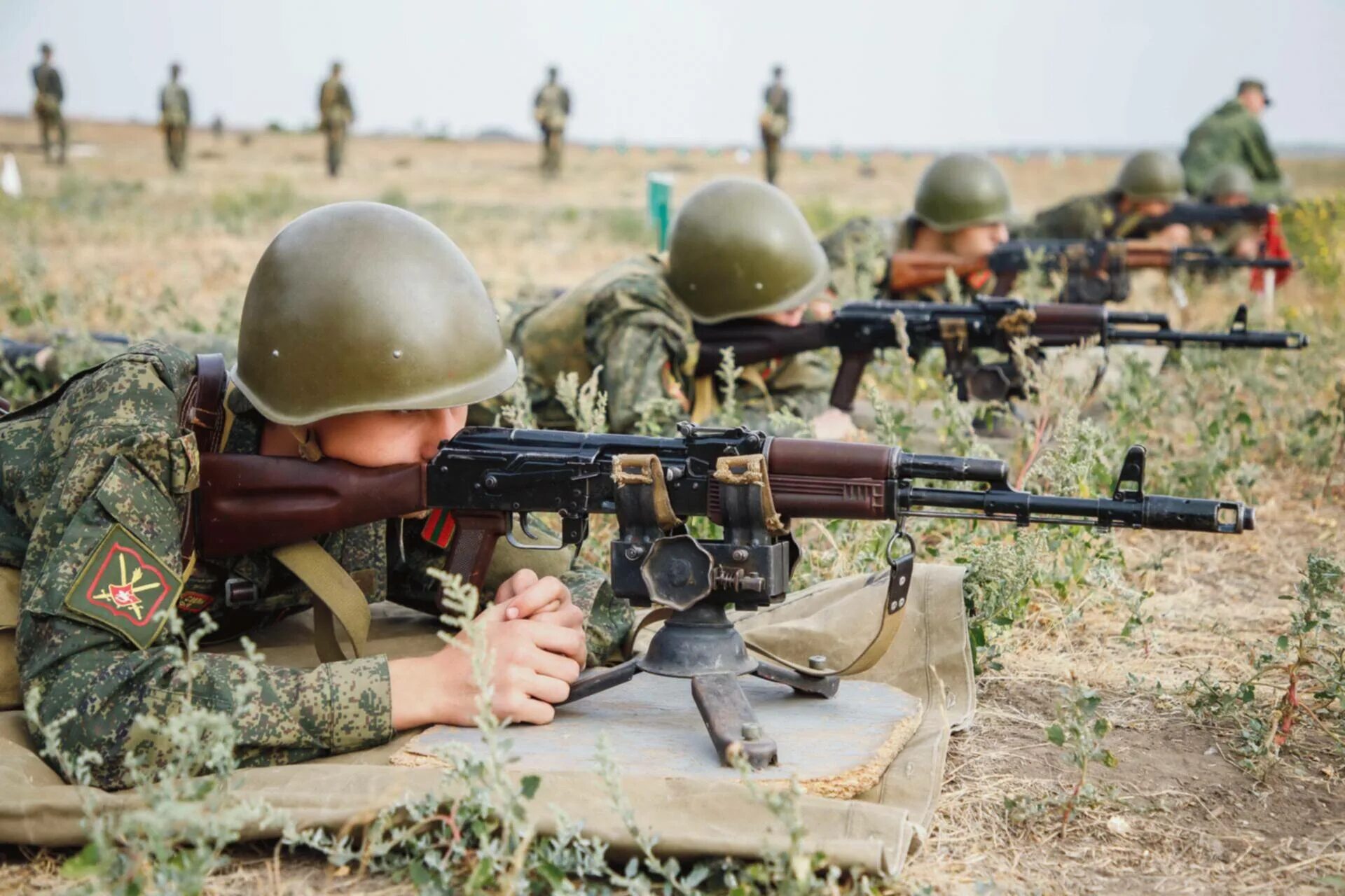 Включи военная станция. Сухопутные войска. Стрельбы в армии. Солдат армии России. Российский солдат.