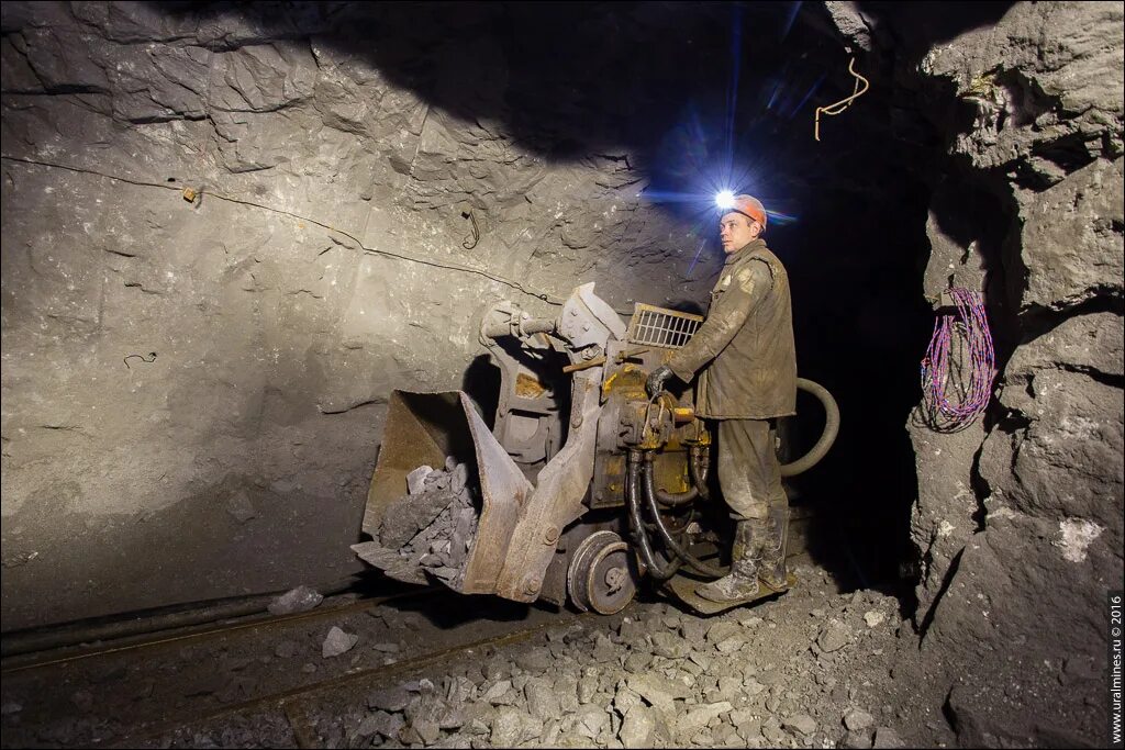 Шахтер в шахте. Шахтеры рудника. Шахтер проходчик. Штрек в шахте вагончик. Шахтеры рудника.