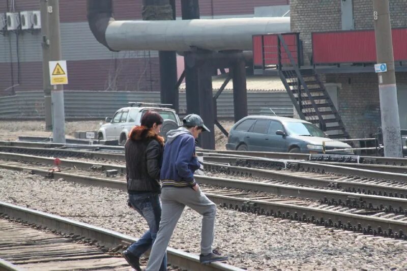 Дети на жд дороге. Железнодорожный. Жд переход. Железная дорога. Переход жд путей в неположенном месте штраф.