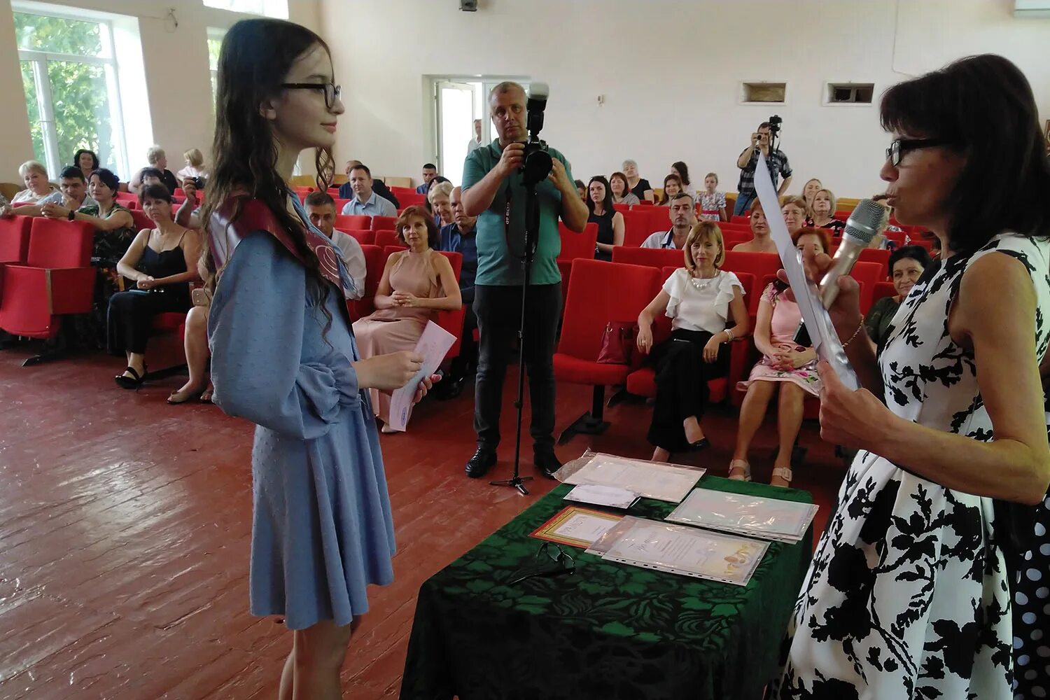 Какого числа вручение аттестатов 11 класс 2025. Выпускной 11 класс. выпускной 4 класс. выпускной в школе 11 класс. вручение аттестатов медалистам.