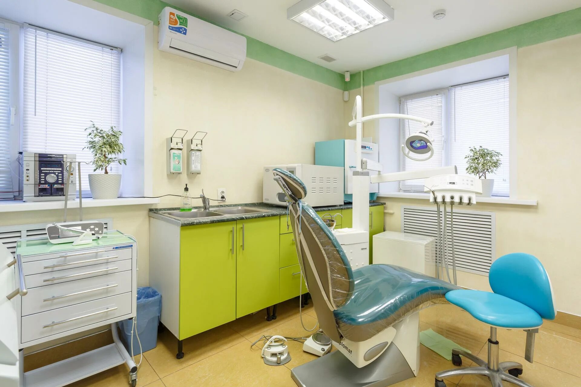 Стоматология казань качественно. Стоматология ЗАНИФДЕНТ Казань. Dental Clinic Казань. Стоматология Казань с красивым интерьером. Хэппи клиник стоматология Казань.