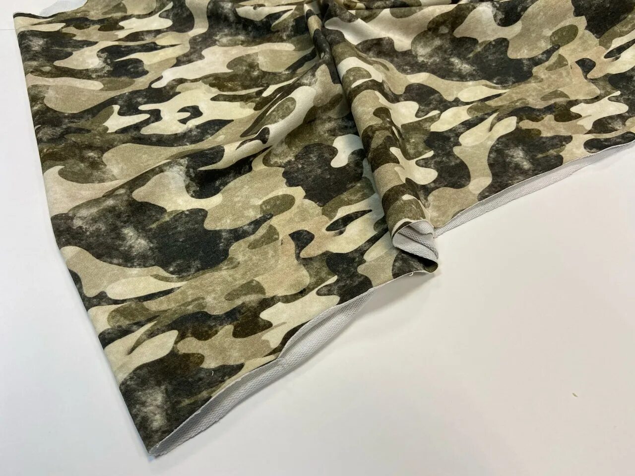 Трикотаж камуфляж. Ткань 07 urban camouflage футер. кулирка c ла. кмф хаки велюр. кулирка камуфляж ночка. камуфлированный трикотаж.