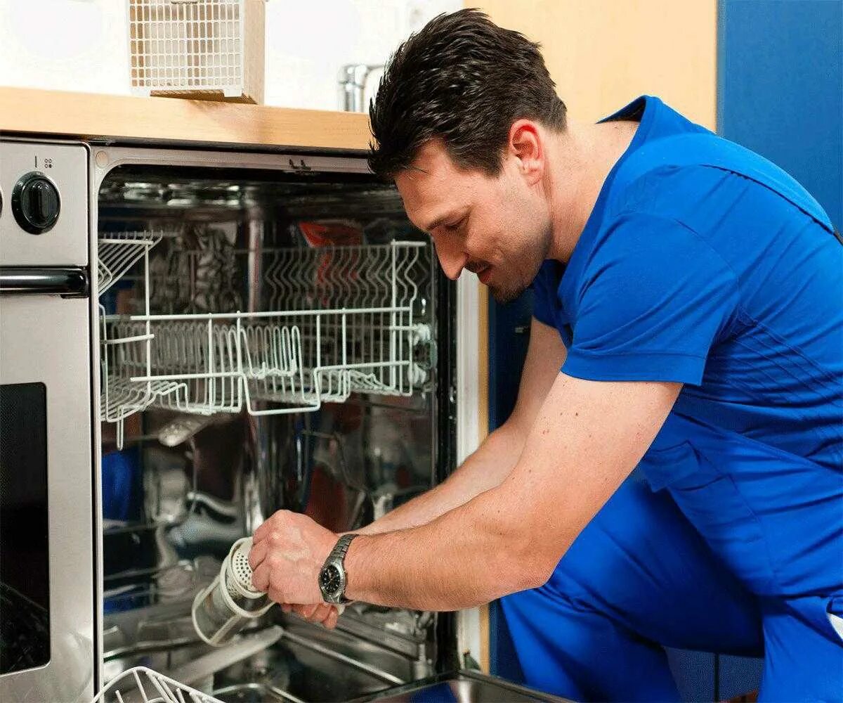 Посудомойка останавливается. Посудомоечная машина сломалась. Мастер по ремонту посудомоек. Починка посудомоечной машины. Мастер по ремонту посудомоечных машин.