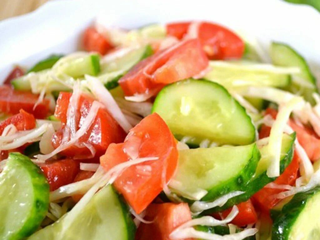 Салат из огурцов и помидоров. Салат руккола с помидорами и огурцами. Салат огурцы помидоры. Калорийность салата огурцы помидоры лук. Калорийность салата огурцы помидоры лук.