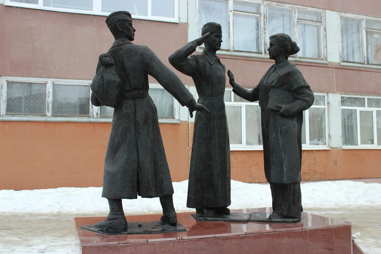 Памятник у школы №1 череповца. Памятник школе. Проекты в школе памятники. Проекты в школе памятники. Проекты в школе памятники.