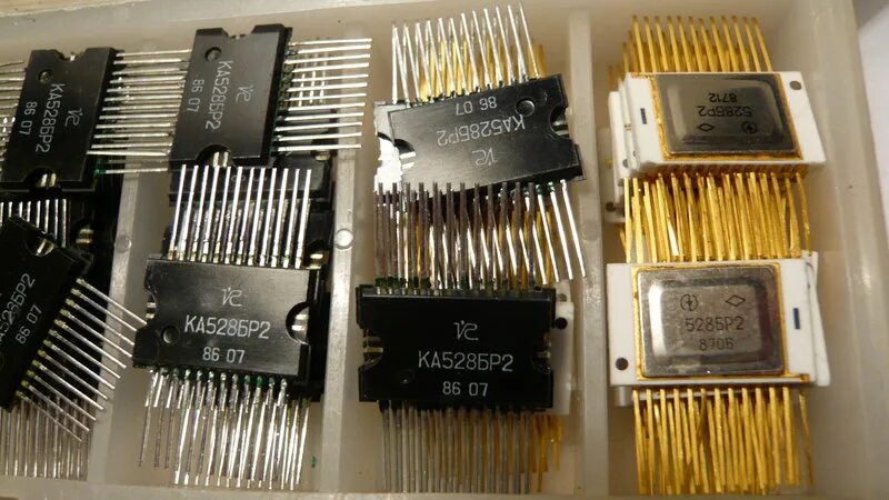 Кт837 кт818. Транзисторы микросхемы. Плата электроники. Конструкция интегральных микросхем. Реле рэс 8 драгметаллы.