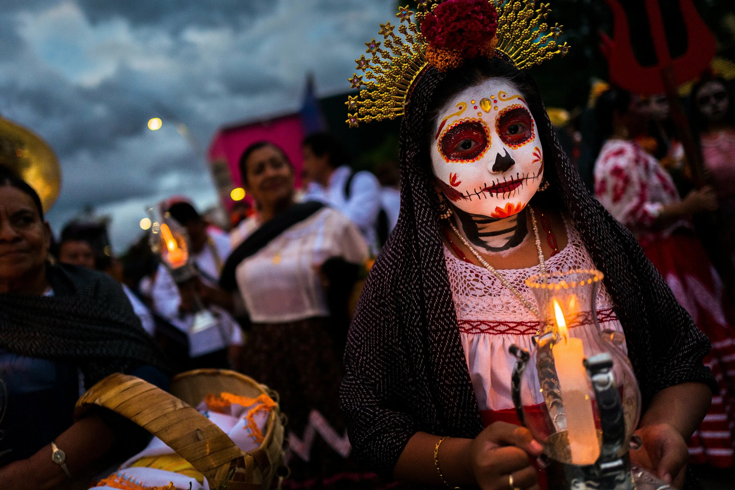 Актуальность дня мертвых. Праздник мертвых в Мексике. Фестиваль "Day of the Dead" в Мексике. Мехико день мертвых. Оахака-де-Хуарес Мексика день мертвых.