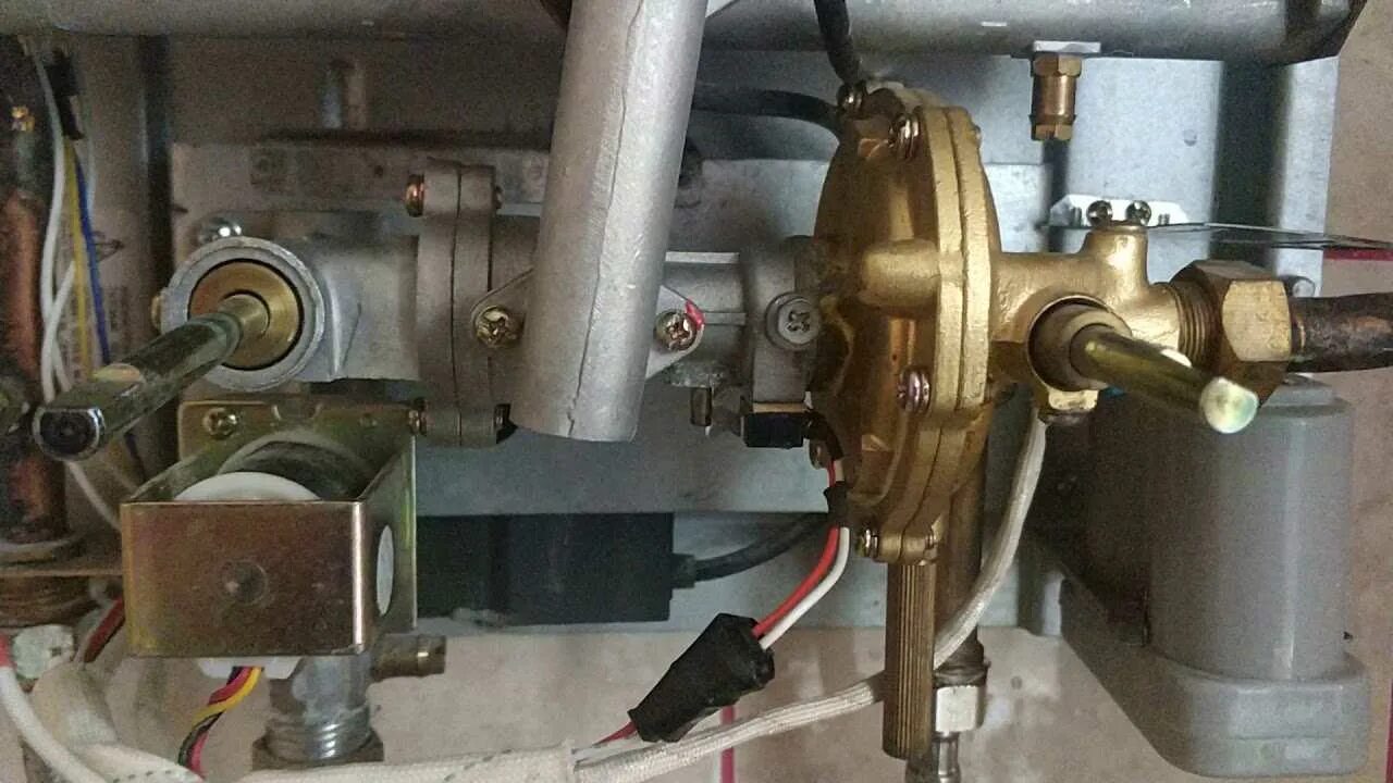 Кран холодной воды газовой колонки нева 4511. Газовая колонка нева 3010. Газовая колонка нева 3208. Газовая колонка плохо идет вода. Газовая колонка baxi фильтр газовый.