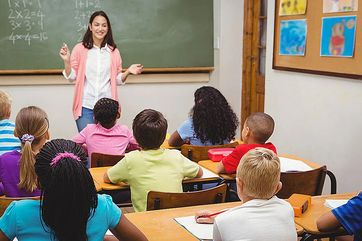 Teacher floating in class scary. Учитель и ученик. Учитель рассказывает ученикам. Учитель в школе. Урок в классе.