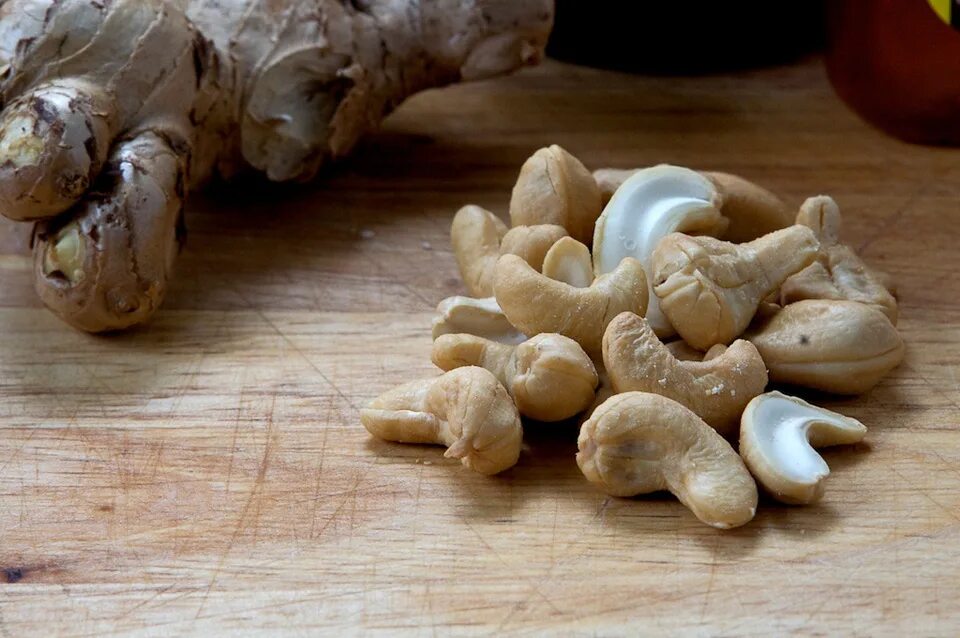 Орехи кешью 50 гр. Орехи кешью в скорлупе. Личинки в кешью. Кешью 500 грамм. Орехи кешью.