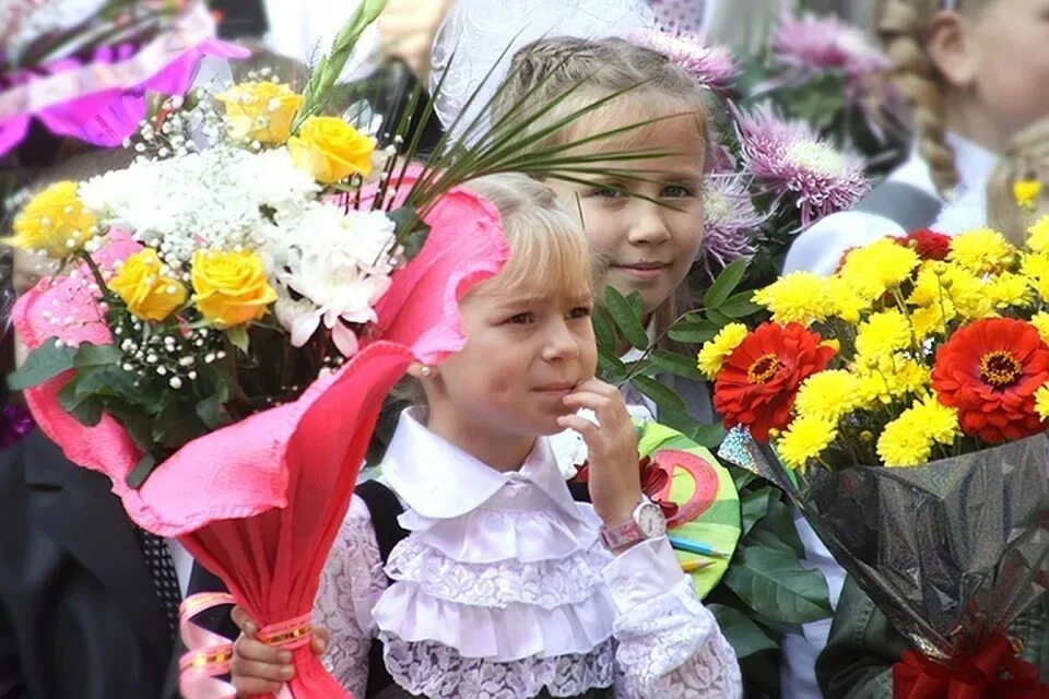 Букет цветов на 1 сентября для первоклассников. Цветы на первый звонок. Букет "первоклашка". Фотосессия 1 сентября. Букет для первоклассника девочки.