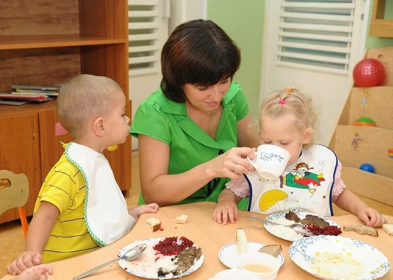 Няня в детском саду. Воспитательница детсада. Младший воспитатель в детский сад. Нянька в детском саду. Помощник воспитателя в детский сад.
