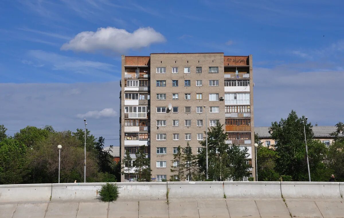 Иртышская набережная 25 омск. Иртышская набережная омск. Квартира омск иртышская набережная. Квартира омск иртышская набережная. Разделение комнаты на две зоны гостиная и кухня.