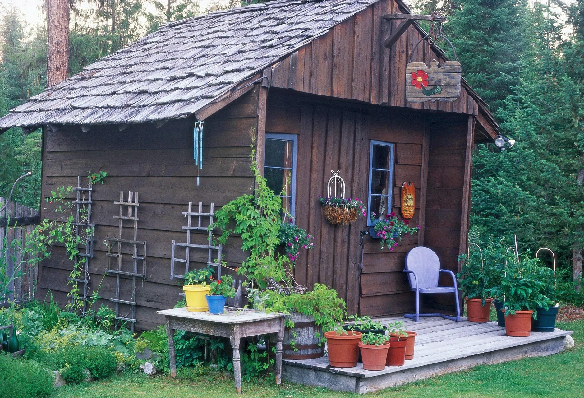 Покрасить старую дачу. Шед сарайчик. Садовый домик Shed Garden. Украшение дачного домика. Обновить старый дачный домик.