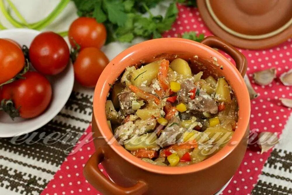 Печень тушеная с грибами в горшочке. Печенка в горшочке. Жаркое из из печени в горшочках. Печень говяжья в горшочках в духовке. Печень с гречкой в горшочке.