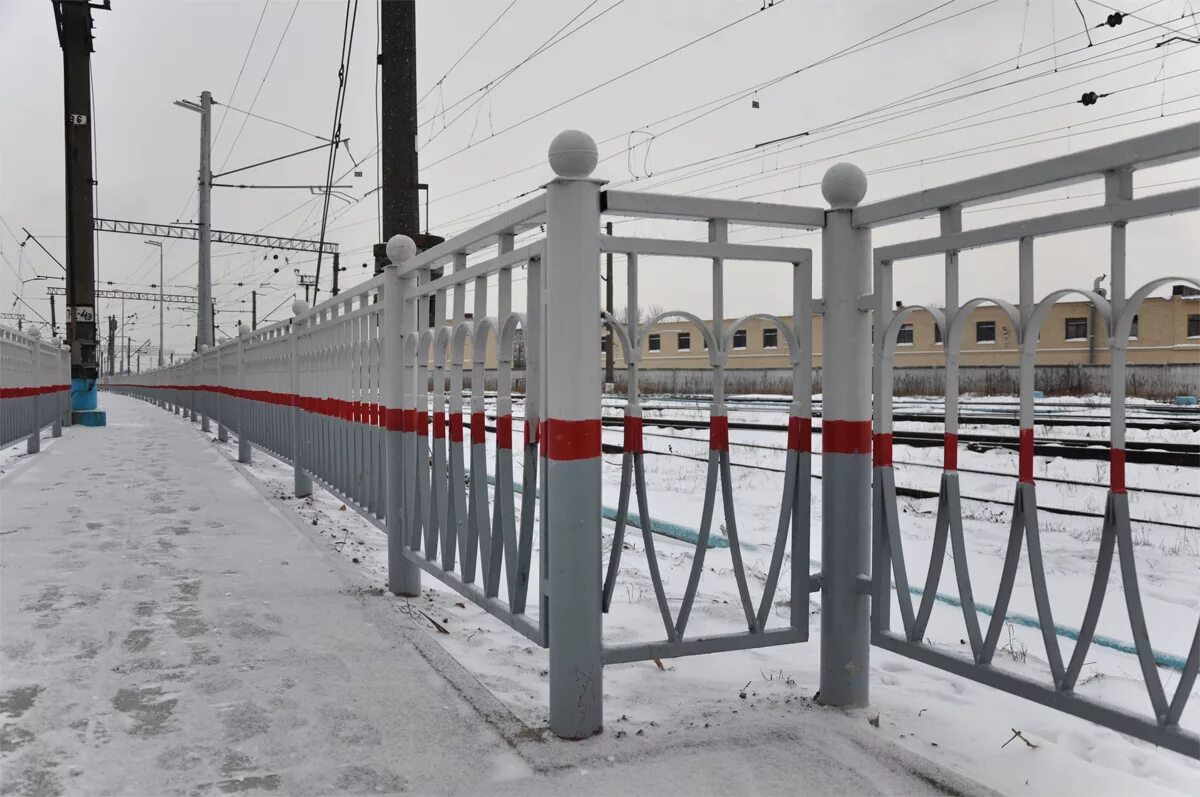 ограждения платформа. пассажирские платформы жд. железнодорожная платформа 1:87 ржд. станция коромыслово ярославская область. ограждения платформа.