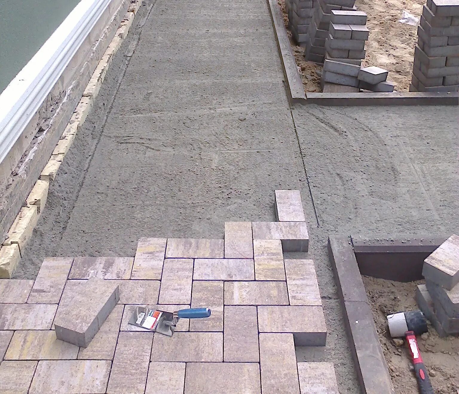 Технология укладки плитка дворе частного дома. Укладка брусчатки на бетонное основание. Тротуарная плитка на бетонное основание. Укладка тротуарной плитки на бетон. Укладка брусчатки нпбетон.