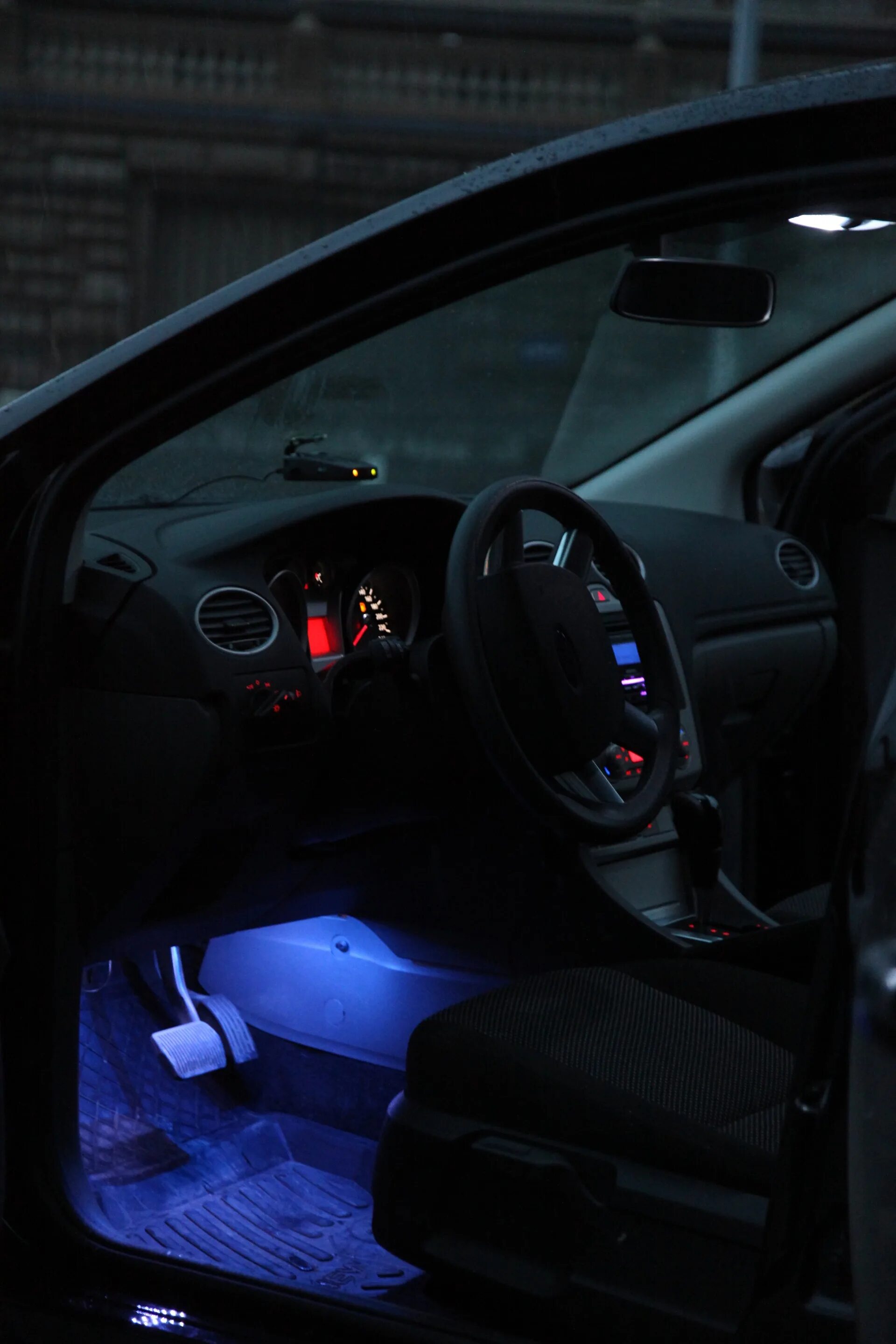Подсветка ног форд. Подсветка в ноги ford focus 2. ford focus 3 подсветка ног. подсветка ног форд фокус 2 рестайлинг штатная. подсветка ног форд фокус 2 дорестайлинг.