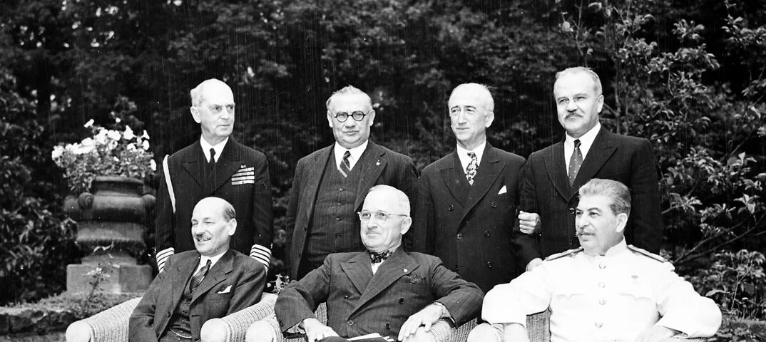 Потсдамская конференция союзников. Потсдамская конференция 1945 Трумэн Черчилль. Гарри Трумэн на Потсдамской конференции. Сталин Трумэн Черчилль Эттли. Сталин Трумэн Черчилль Потсдам.