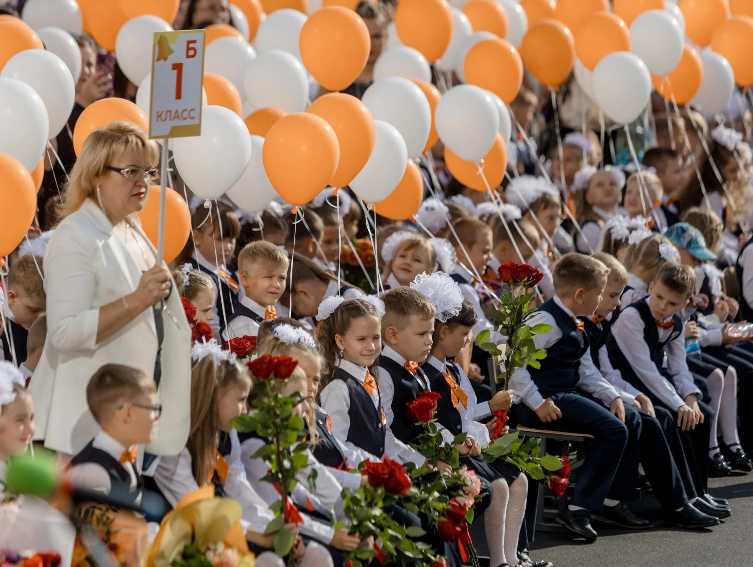 Сайт гимназии 63. Учителя на линейке 1 сентября. 1 Сентября 2023. 1 Сентября линейка награждение. 1 Сентября 20 гимназии в 2023 году.