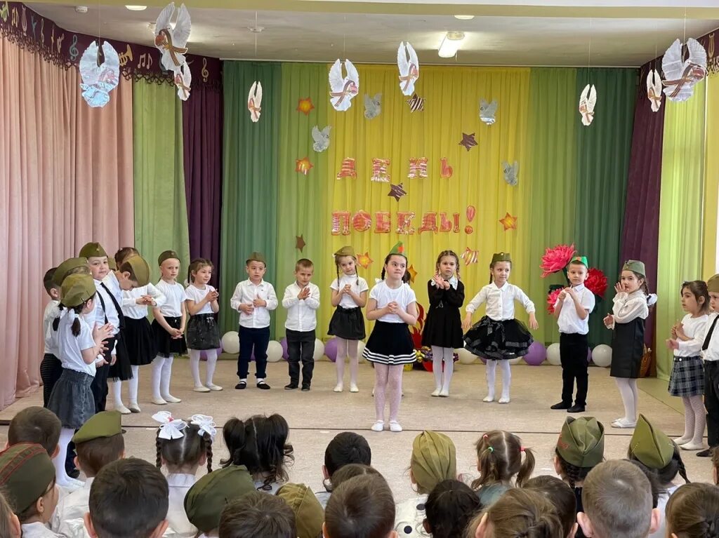 Саду к 9 мая. 9 мая в саду утренник. День победы спортивный праздник. Спортивный праздник к 23 февраля в детском саду. Спортивный праздник день победы в детском саду.