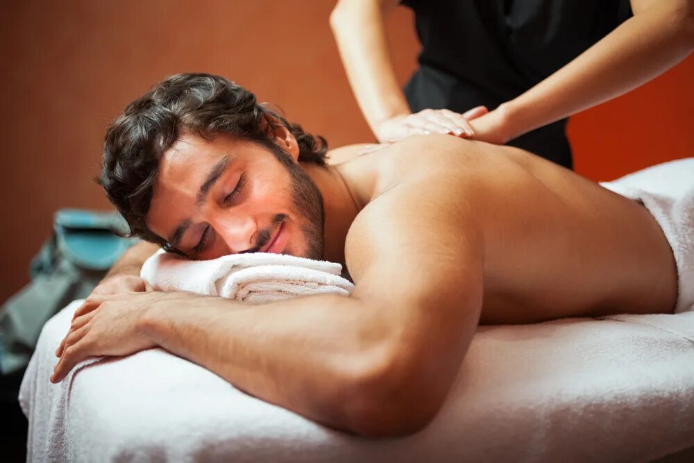 Massage guy. Спа для мужчин. Мужской массаж. Спа массаж для мужчин. Релакс массаж для мужчин.