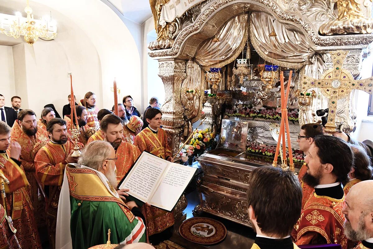 Московский православный сайт. Покровский храм Москва Матронушка. Покровский монастырь Москва Матрона Московская. Мощи Матроны в Москве Покровский монастырь. Мощи Матроны Московской в Москве Покровский монастырь.