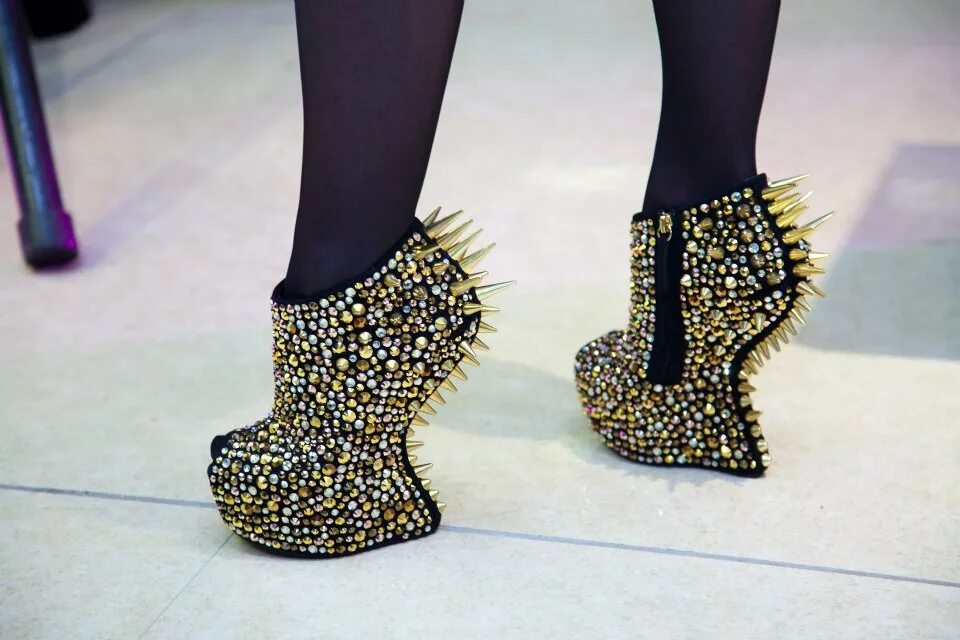 Mania grandiosa гранд палас. Рандеву и маниа грандиоза. Mania grandiosa гранд палас. Манию грандиоза. Anna maniani обувь официальный сайт.