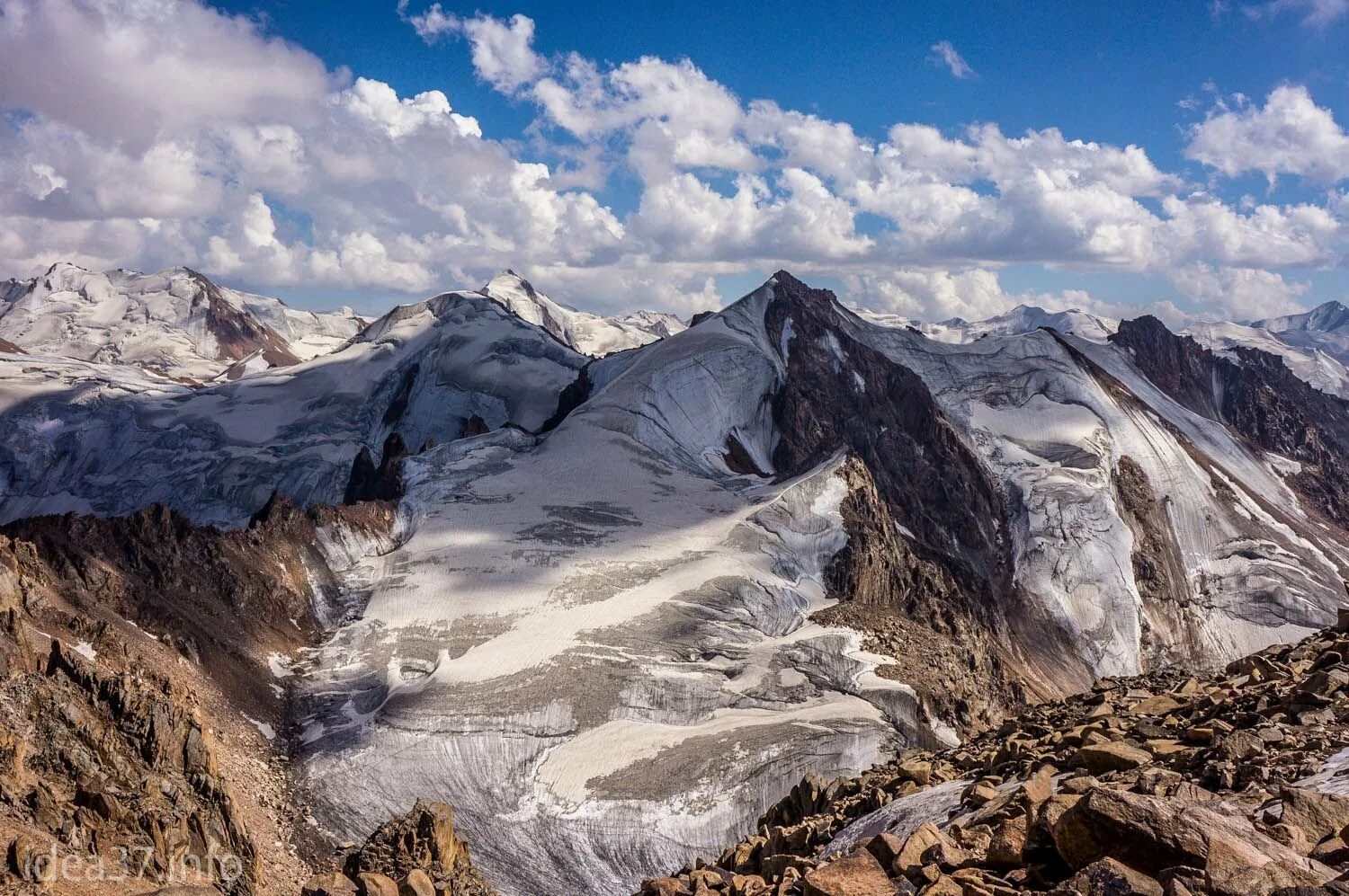 Горы памира и тянь шаня. Памир высокая гора. Кызыл-арт. Горы тянь-шань и памир. Северный памир.