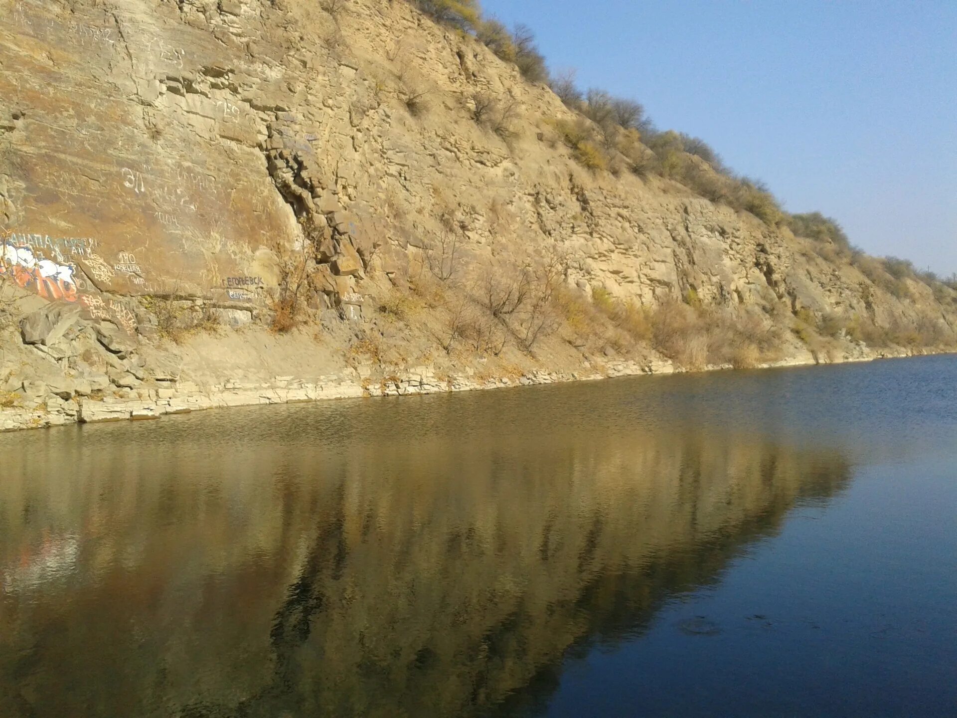 Красный сулин вода. Красный Сулин озеро каньон. Каньон красный Сулин Ростовская область. Красный Сулин голубое озеро. Каньон в Красном Сулине Ростовской области.