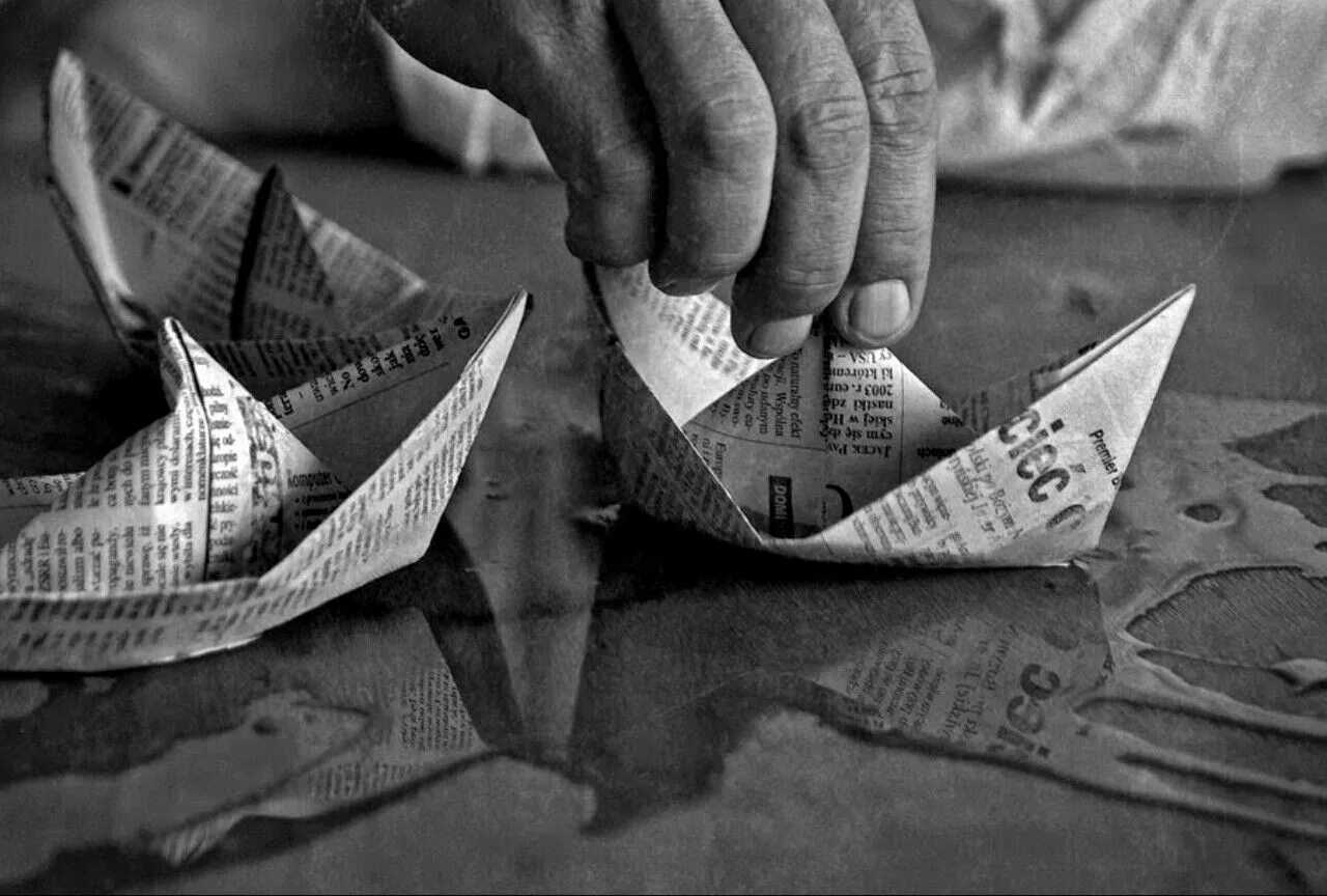 Кораблик из газеты. Бумажный кораблик в руке. Картина бумажный кораблик. Кораблик из газеты. Композиция из бумажных корабликов.