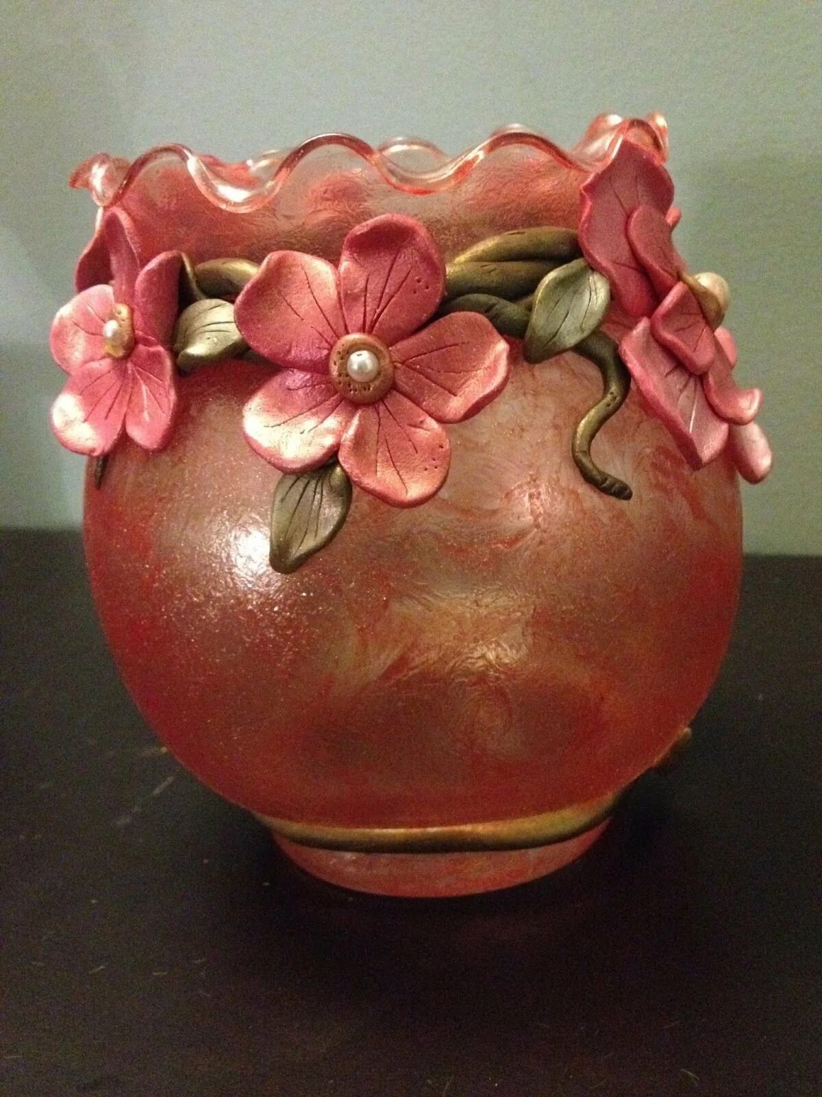 Лепить вазу. Декор вазы полимерной глиной. Вазы из полимерной глины. Глиняные вазы. Украшение глиняной вазы.