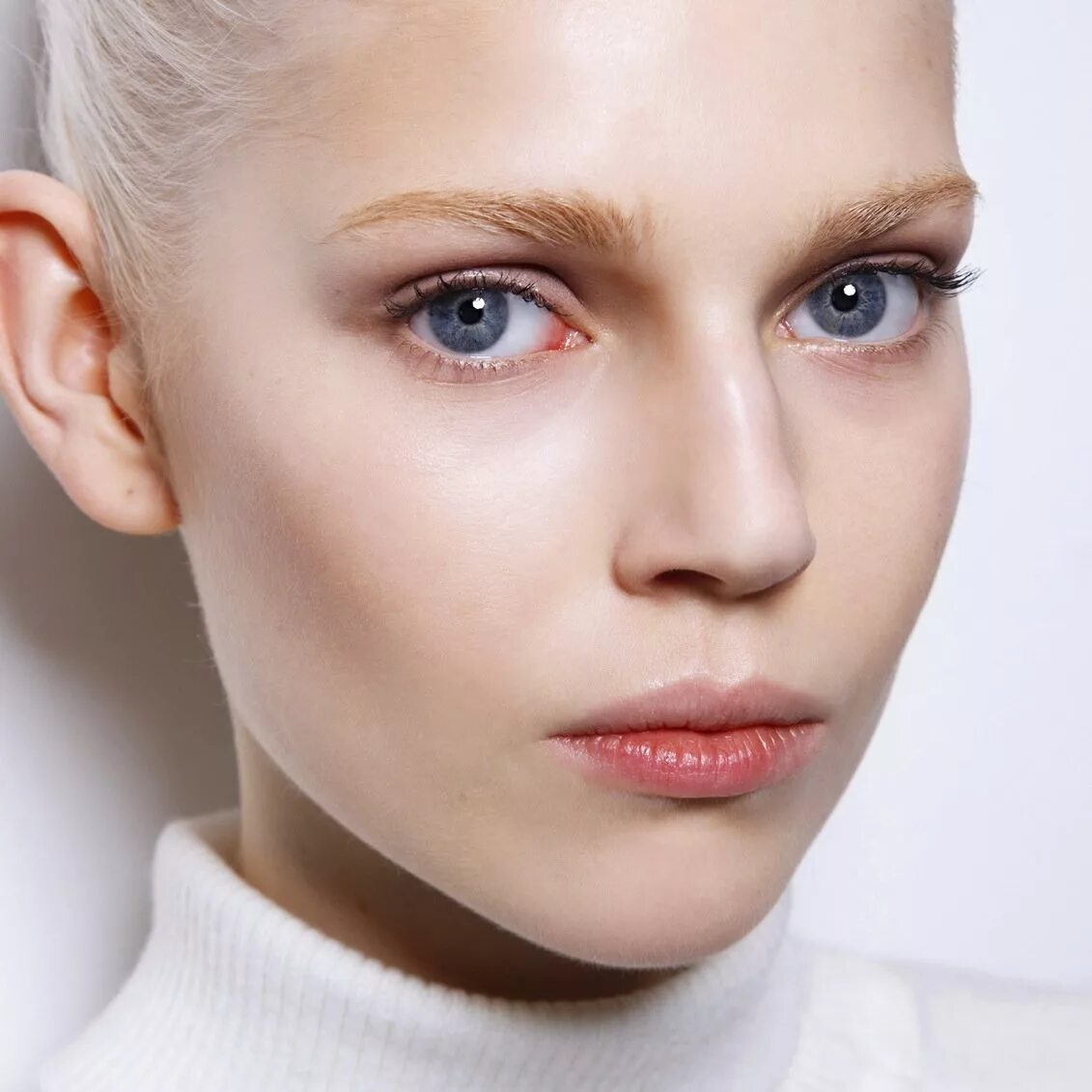 Конни чиу модель. Амелия ньюсхэм альбинос. Бледный цвет кожи. Бледное лицо. Девушки со светлыми бровями.