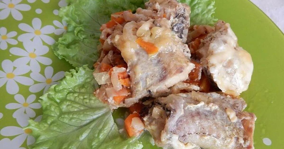 Минтай в мультиварке со сметаной. Минтай тушеный в мультиварке. Минтай в мультиварке. Минтай с овощами в сметане в мультиварке. Минтай тушеный с морковью и луком в мультиварке редмонд.