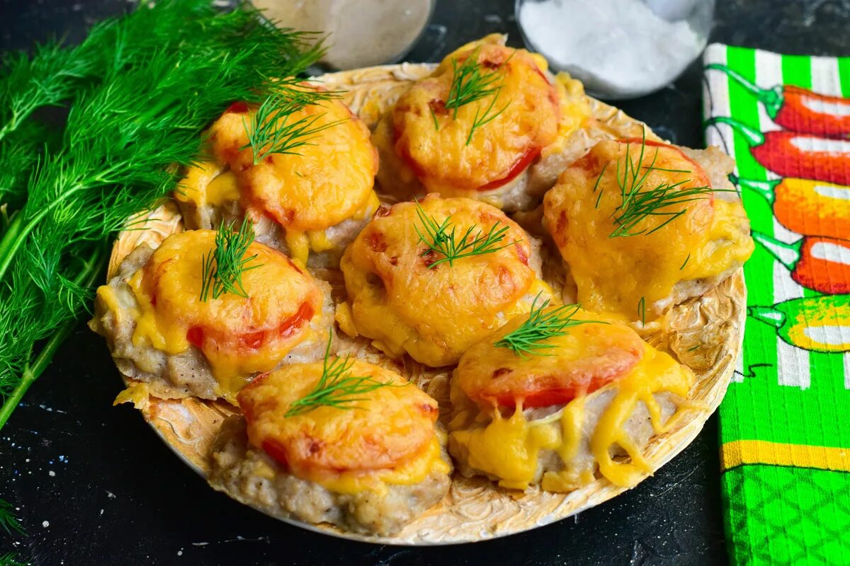 минтай с помидорами. судак запеченный с сыром. судак в сырном соусе. судак с сыром в духовке. рыба с помидорами.