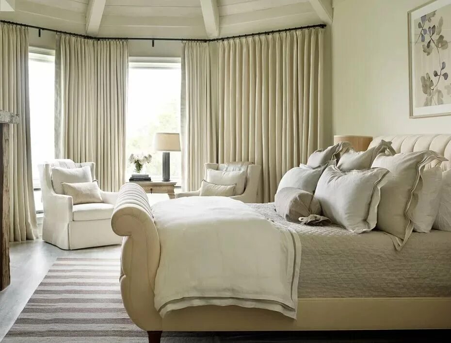 Шторы в светлую спальню. Шторы для спальни в бежевых тонах. Спальня с большими окнами. Шторы в светлую комнату. Шторы в бежевую спальню.