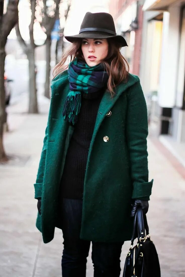Темно зеленое пальто. Сочетание фисташкового цвета в одежде. Зимние образы. Сумка к зеленой куртке. Шарф, зелёный.