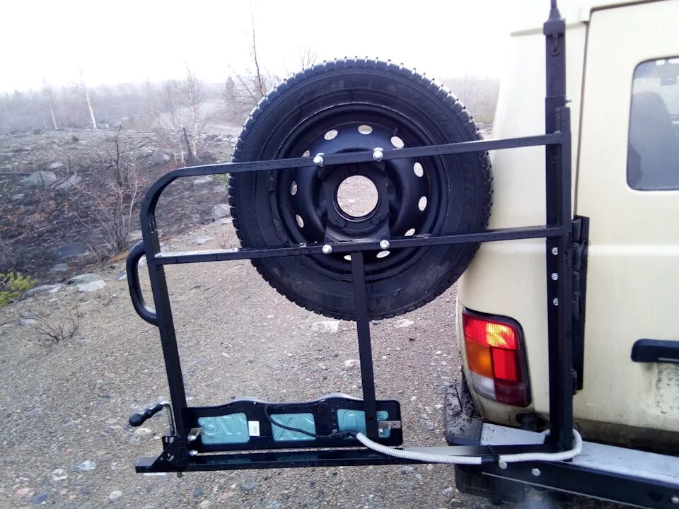 Уаз патриот калитка риф под запаску. Калитка для запаски на ниву. Кронштейн под запаску уаз патриот. Тойота ленд крузер 70 запаска. Калитка для запаски.