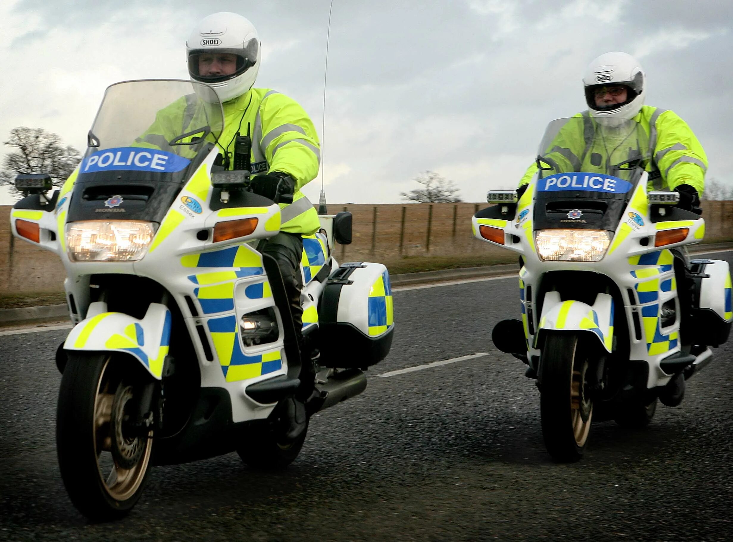 Полицейский мотоцикл. Полиция Великобритании на мотоцикле. Мотоциклы полицейских в Англии. Мотоциклетная милиция. Можно ли таранить мотоцикл полицейским