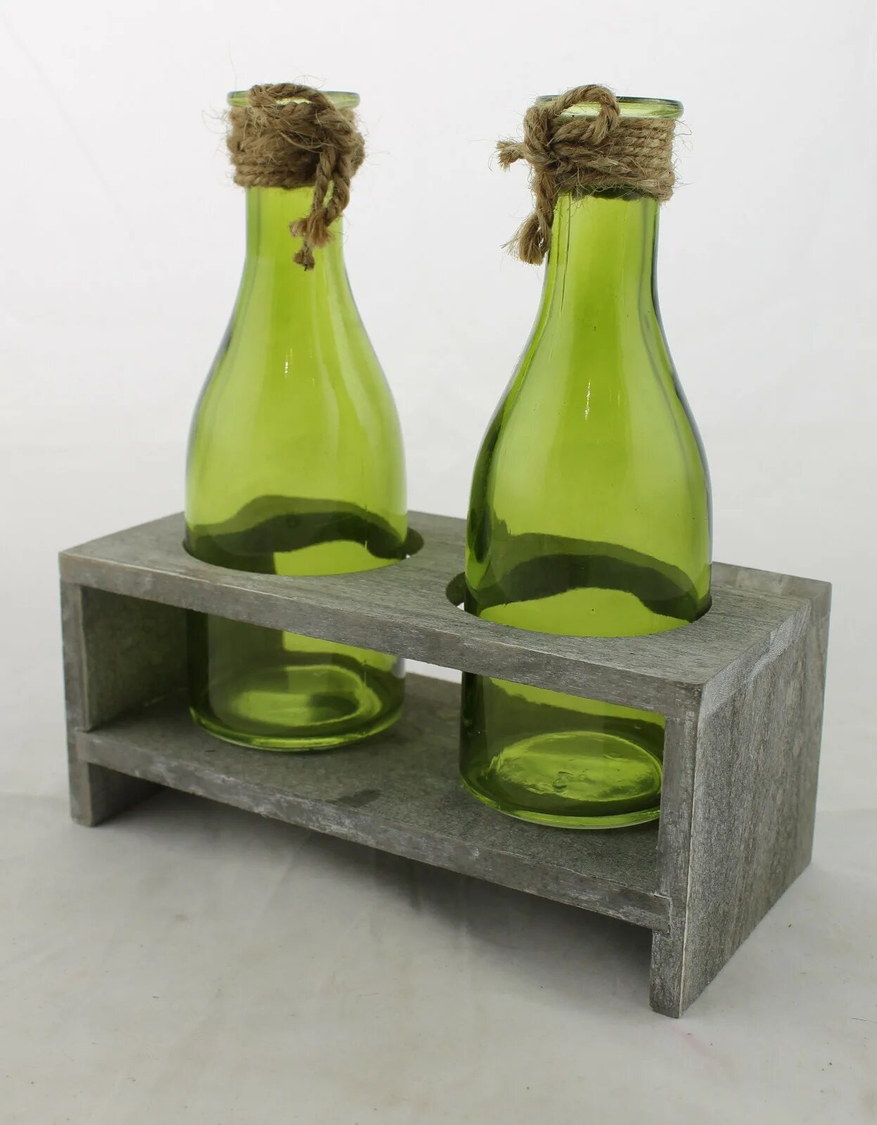 Бутылки зеленого цвета. Бутылка зеленая стеклянная. В бутылке зеленый. Декорация зеленой бутылки. Бутылочный зеленый.