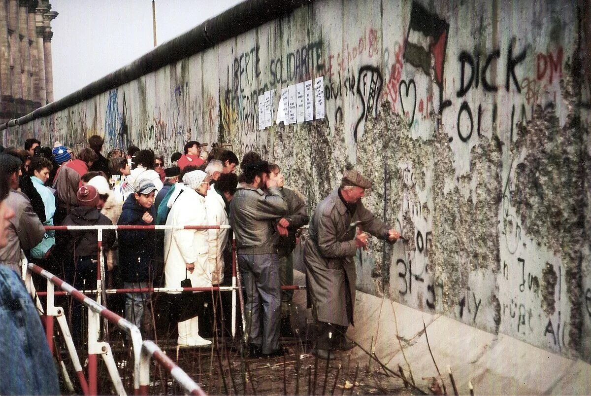 NATO - Declassified: Through a lens - Poland and the fall of Communism