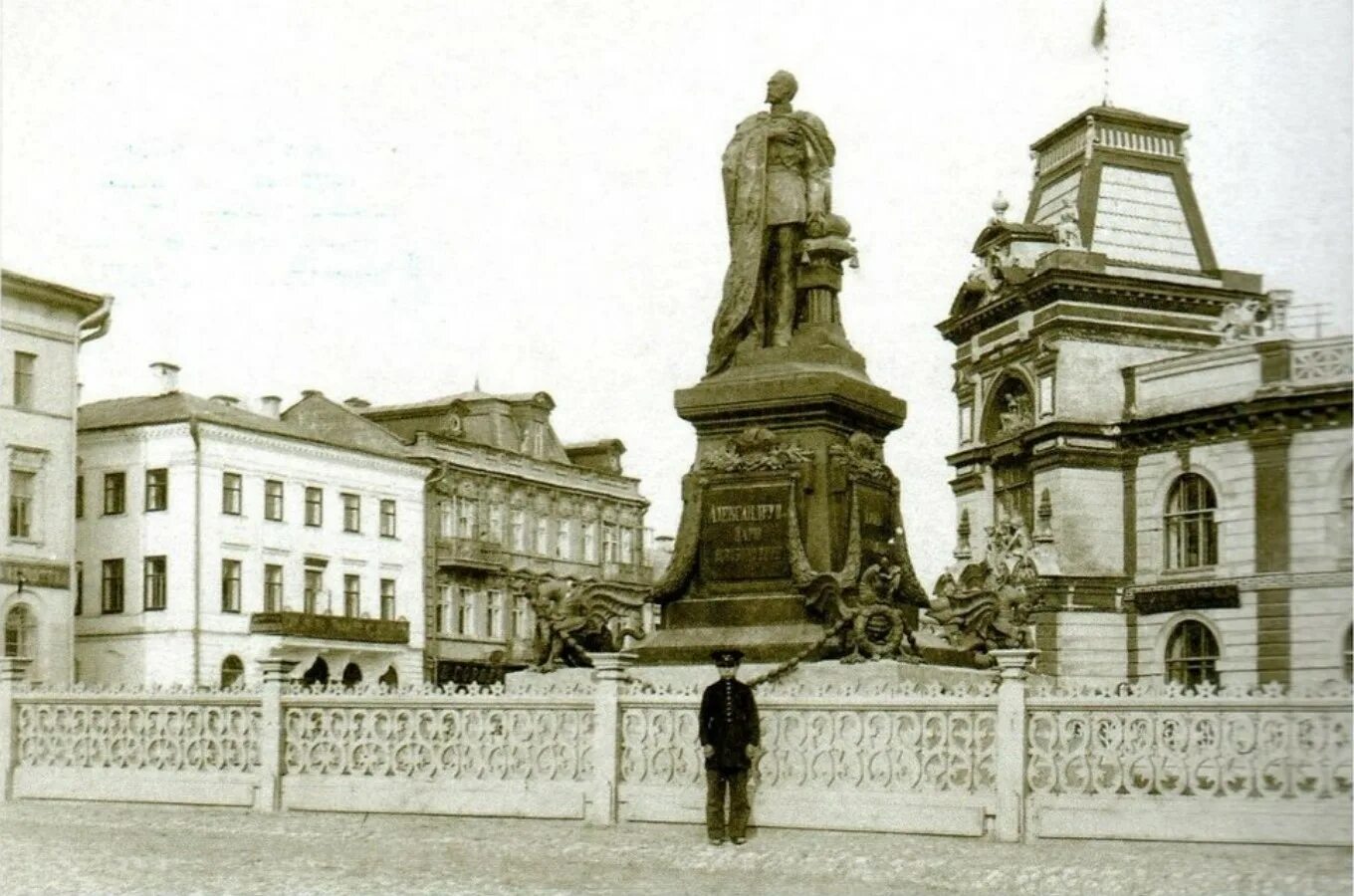 «александровская часовня» токсово. А. Часовня александра невского кострома фото. Троицкий собор 18 век петербург. Памятник глинке на театральной площади.