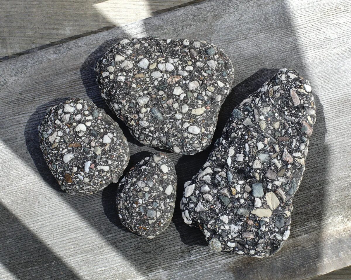 Включи камень 9. Сиенит черный. Конгломерат камень. Черный Доломит камень. Сиенит-габбровая формация.