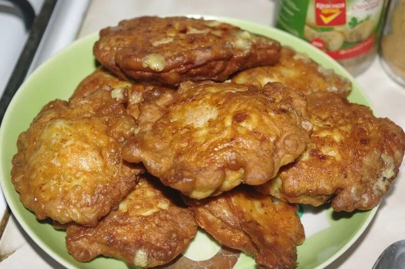 Как сделать кляр для курицы. Курочка в кляре. курица в кляре на сковороде. курочка в особом кляре. куриные бедра в кляре.