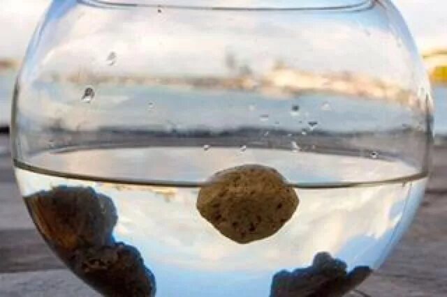 Какой камень плавает. Камень тонет в воде. Камень в стакане с водой. Опыт камушек в воде. Опыт с камнем и водой.