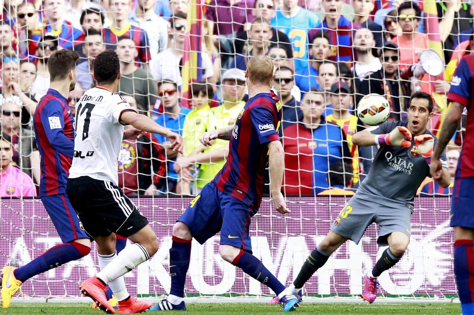 Чемпионат испании второй дивизион. Барселона 50. 11 номер барселоны. Барселона 50. Гави футбол барселона.