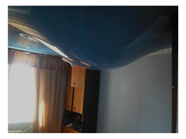 Как спустить натяжной потолок. Слить воду из натяжного потолка. Как спустить натяжной потолок. Слить воду из натяжного потолка. Затопили сверху натяжной потолок.