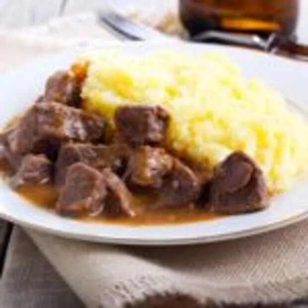 Гуляш с пюре. Гуляш с картофельным пюре. картофельное пюре с мясом и подливкой. гуляш с картошкой пюре.