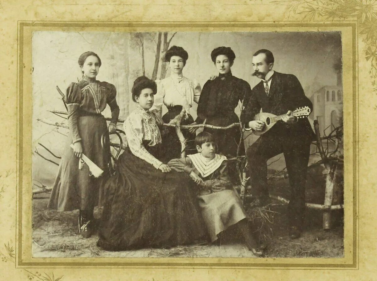 фатиха аитова первая татарская женская гимназия. анпетов был малый лет двадцати семи. семья 19 века. менделеев дмитрий иванович в детстве с семьей. анпетов был малый лет двадцати семи.