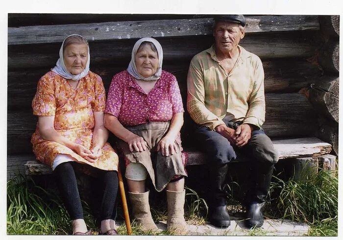 Деревенская старушка. Топи сериал баба нюра. Деревенская бабушка. Бабушка в деревне. Деревня жителей.